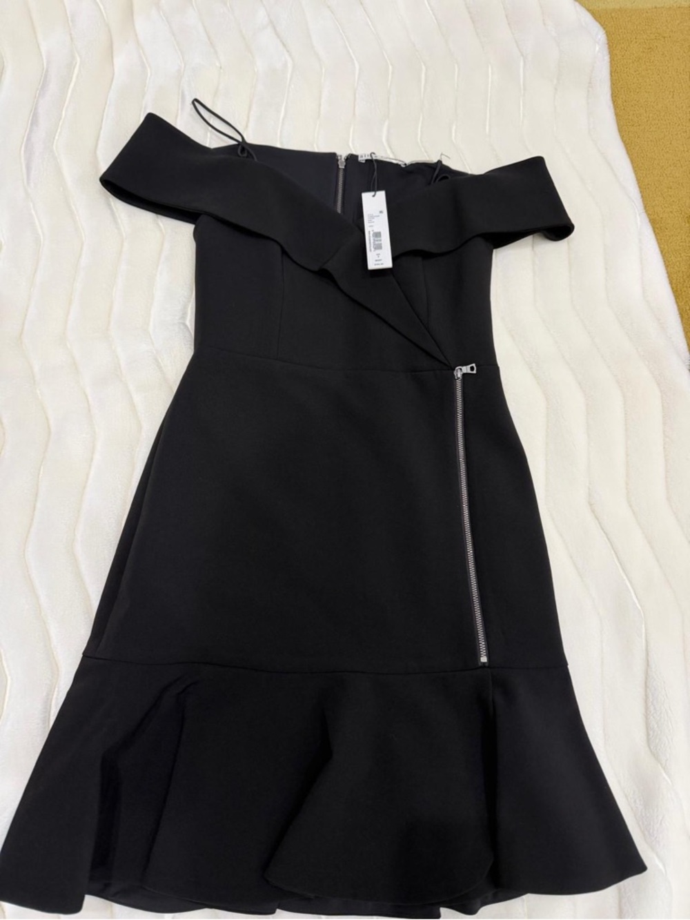 Alice + Olivia Black One-Shoulder Ruffle-Hem Dress